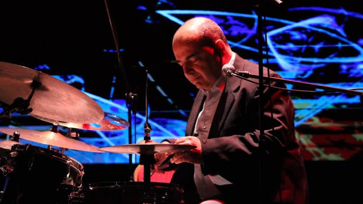 Germán Simán en concierto de batería